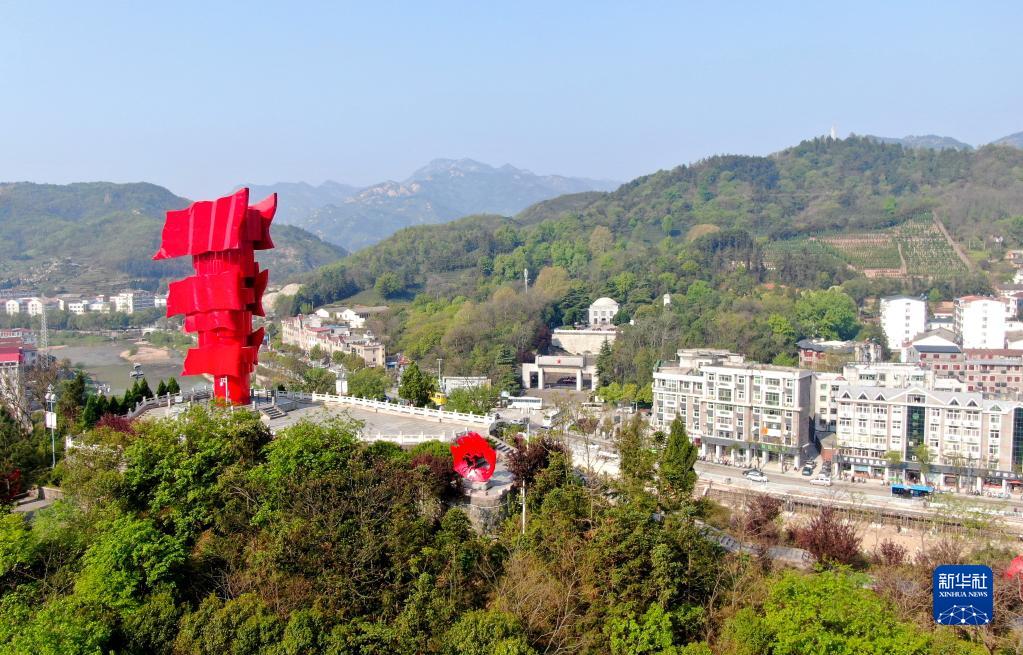  　　这是鄂豫皖苏区首府革命博物馆附近的英雄山上的“红旗飘飘”主题雕塑（4月9日摄，无人机照片）。新华社发