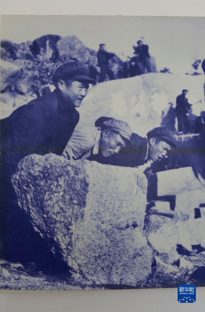 　　这是3月23日在山东省临沂市莒南县坪上镇厉家寨村村史馆拍摄的厉家寨人当年大战“穷山恶水”的历史照片。新华社记者 王凯 摄